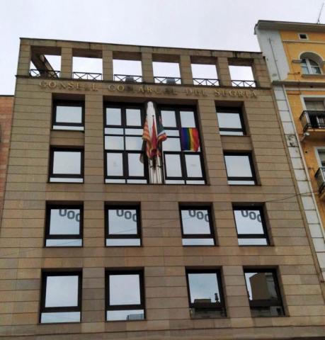 La bandera LGTBI penja de la façana del Consell Comarcal del Segrià